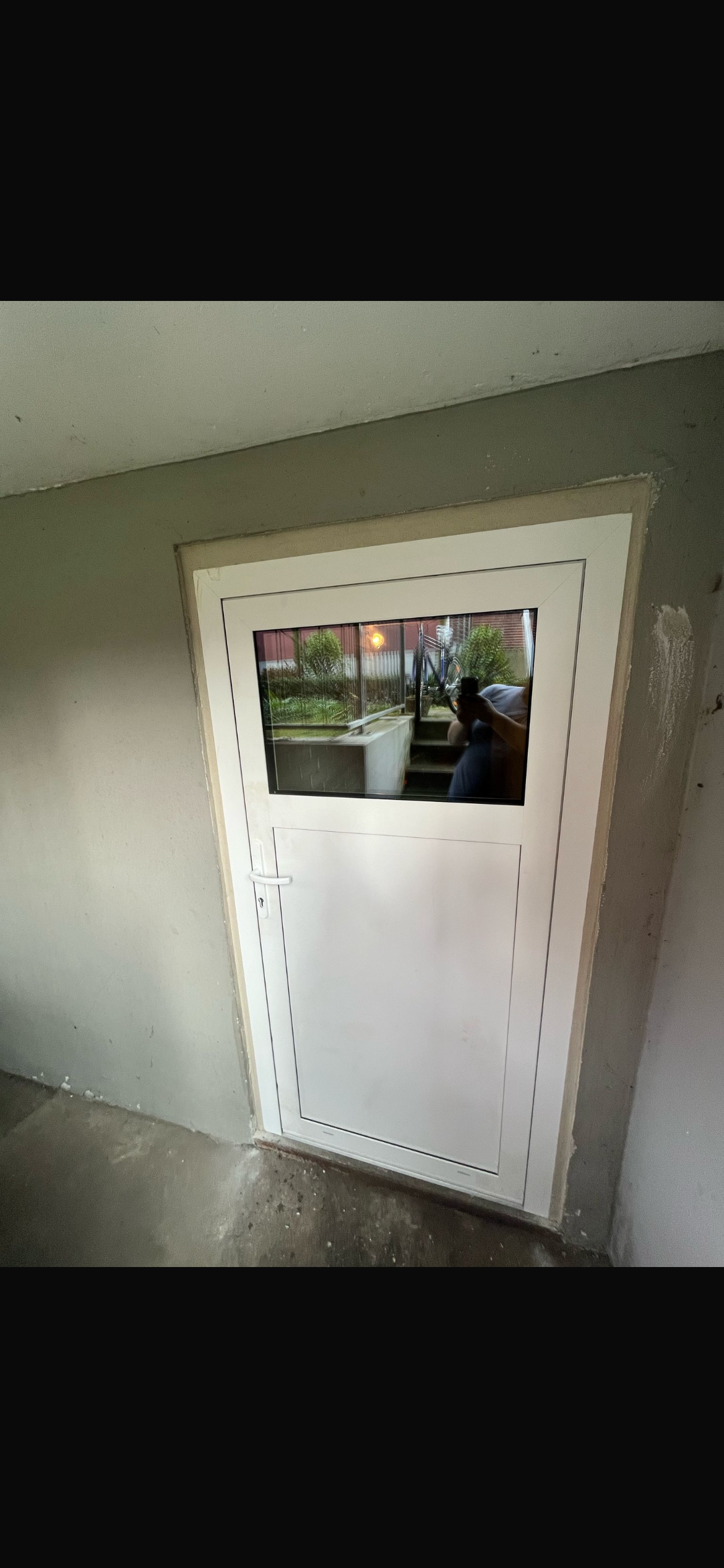 Nebeneingangstür mit Glasausschnitt